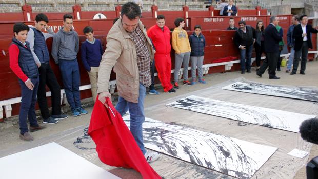 Joselito de Vega, pegando un muletazo y dejando el trazo en uno de los paneles que decorarán la plaza