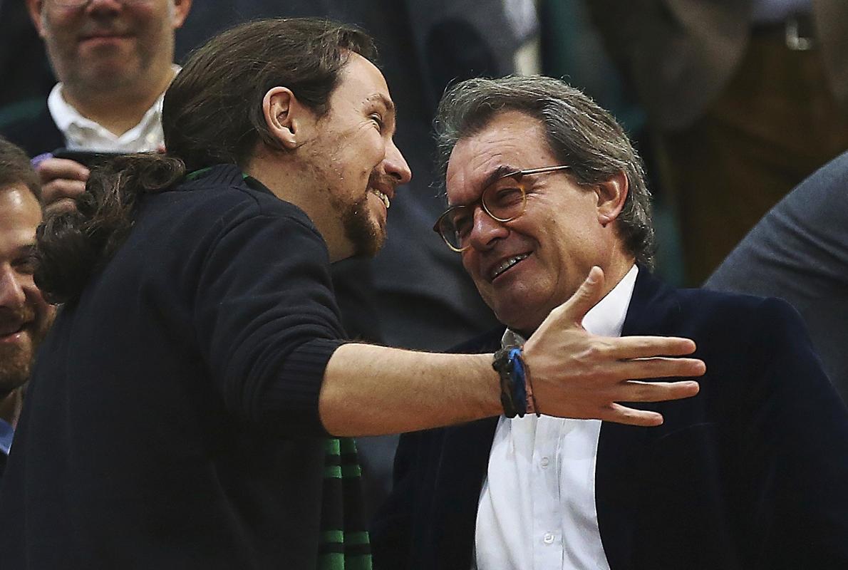 Pablo Iglesias se ha encontrado con Artur Mas en el partido de la Divina Joventut y el Barcelona Lassa, en Barcelona