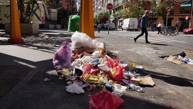 Imagen de un montón de basura en el centro de Valencia tomada este lunes