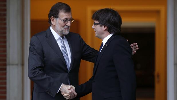 Mariano Rajoy y Carles Puigdemont, en La Moncloa en abril de 2016