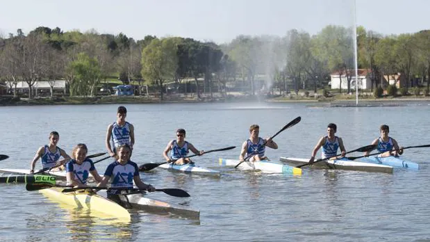 Un grupo de alumnos del club Alberche Kayak, de entre 17 y 21 años, entrena en el lago el pasado miércoles por la tarde