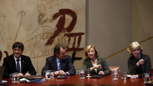 Mas, Ortega y Rigau, junto a Puigdemont en la reunión del Gobierno catalán