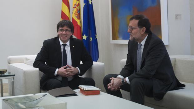Carles Puigdemont y Mariano Rajoy, en La Moncloa en abril de 2016
