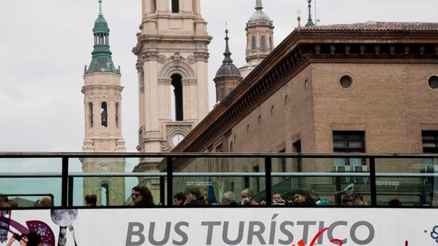 Visitantes recorriendo las calles de Zaragoza en un autobús turístico