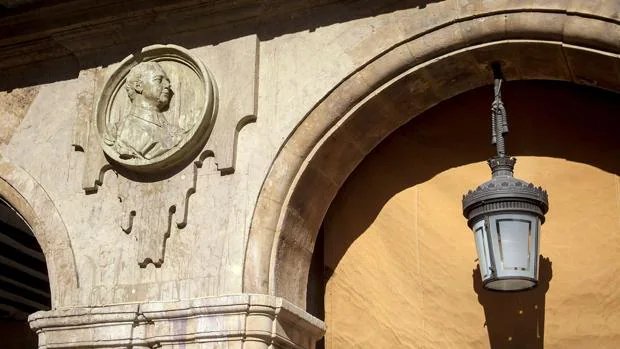 El medallón de Franco de la Plaza Mayor de Salamanca que será suprimido
