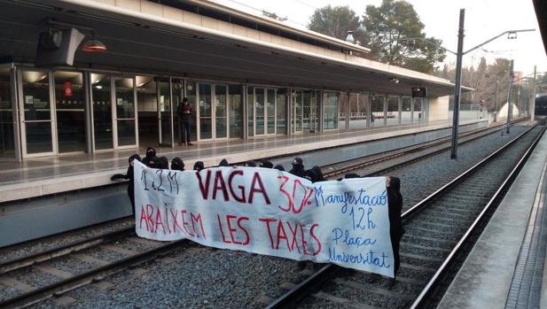 Un grupo de estudiantes tomó las vías del tren de acceso al campus durante la huelga de marzo