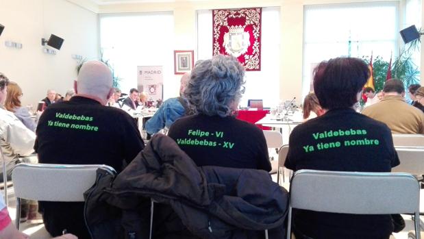 Vecinos ayer, en el pleno de la junta del distrito con camisetas apoyando el cambio