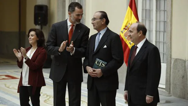 El Rey entrega a Emilio Lamo de Espinosa el Premio Nacional de Sociología en presencia de la vicepresidenta del Gobierno, Soraya Sáemz de Santamaría, y del presidente del CIS, Cristóbal Torres