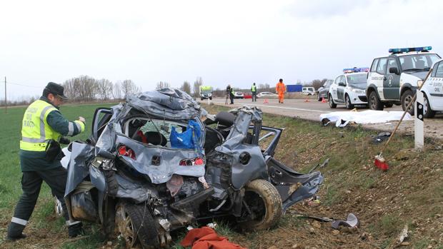 La Guardia Civil trabaja en el lugar del siniestro, en Villaturde (Palencia)