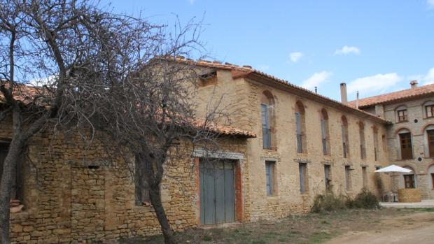 Vista exterior del antiguo convento de Los Paúles de esta localidad turolense