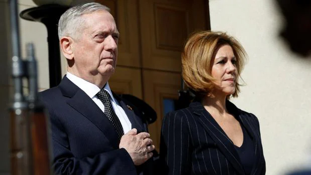 El secretario de Defensa estadounidense, James Mattis, junto a su homóloga española María Dolores de Cospedal
