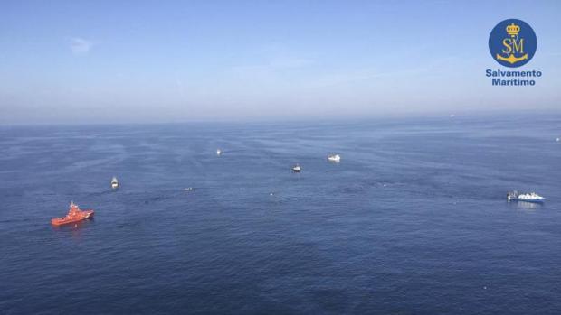 Fotografía facilitada por Salvamento Marítimo desde el helicóptero que participa en la búsqueda de los pescadores desaparecidos