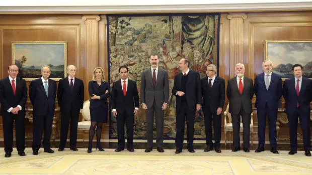 El Rey con una representación de la cátedra Monarquía Parlamentaria de la Universidad Rey Juan Carlos, a la que ha recibido en audiencia este viernes en el Palacio de la Zarzuela