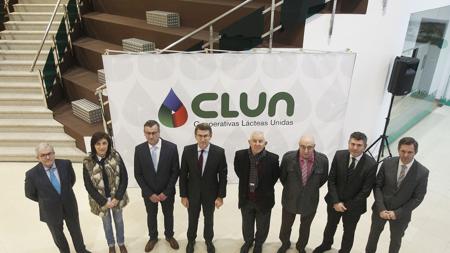 El presidente de la Xunta, Alberto Núñez Feijóo, durante su visita el pasado mes de febrero a la nueva cooperativa láctea Clun en Ames