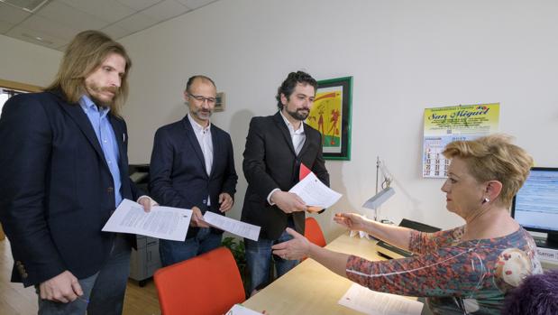 Pablo Fernández (Podemos), Luis Fuentes (Ciudadanos) y José Sarrión (IU) registran la petición de la apertura de una comisión de investigación