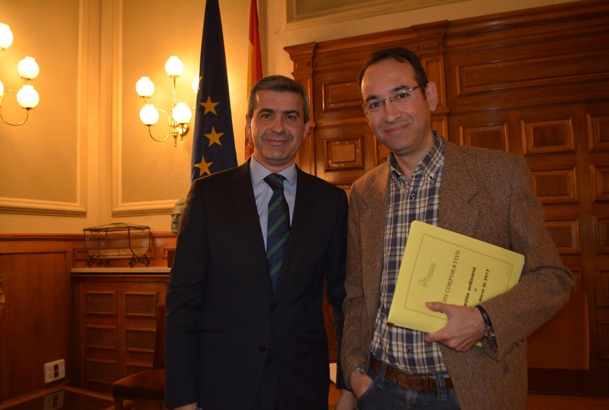 El presidente Álvaro Gutiérrez y el portavoz Santiago García, tras finalizar el pleno