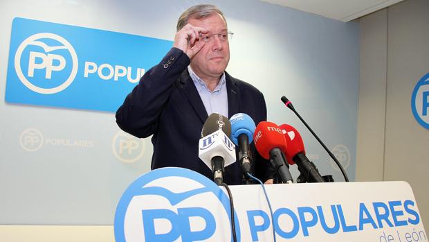 Antonio Silván, durante la rueda de prensa en el PP de León