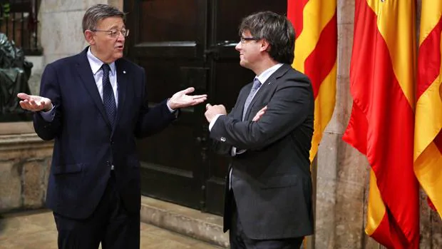 Imagen de archivo de Ximo Puig y Carles Puigdemont tomada en Valencia