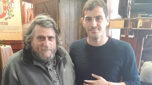 Manuel Rojas, socio del Real Madrid, con Iker Casillas