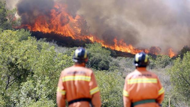 Dos bomberos en un incendio forestal reciente en la provincia de Valencia, en una foto de archivo