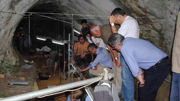 Imagen de archivo de una visita institiucional d ela Xunta y la USC a la cueva