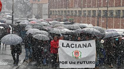 Marcha a pie hacia el pozo Calderón para conmemorar la primera Marcha Negra ocurrida hace 25 años