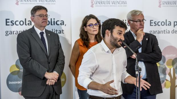 El conseller de Educación, Vicent Marzà, junto a Ximo Puig, Mónica Oltra y Joan Ribó, en una imagen de archivo