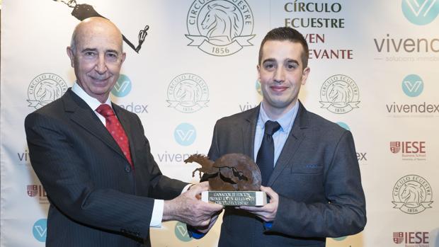 Alfonso Maristany entrega el premio Joven Relevante del Círculo Ecuestre a Carlos Madolell