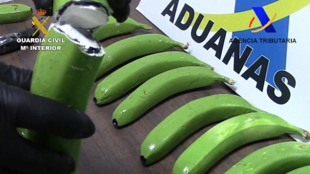 Una de las bananas falsas de resina con la cocaina oculta en el interior