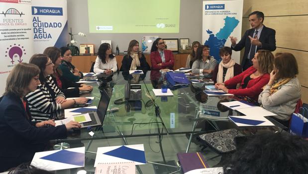 Francisco Bartual se dirige a representantes en la reunión de la mesa de igualdad de Cruz Roja