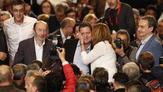 El efusivo saludo de Susana Díaz a Emiliano García-Page