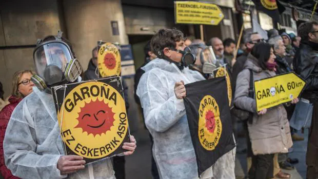 Detractores de la central nuclear de Santa María de Garoña (Burgos), en una manifestación en enero pasado