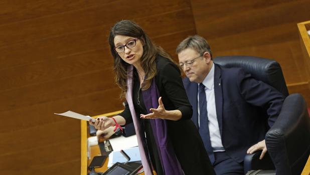 Imagen de Mónica Oltra y Ximo Puig tomada en las Cortes Valencianas