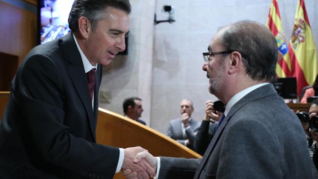 El presidente Lambán ha felicitado a Beamonte en el hemiciclo por su nombramiento como nuevo líder del PP aragonés