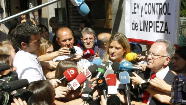Negrete y Bernad atienden a la prensa junto a la Audiencia Nacional en una imagen de julio de 2013
