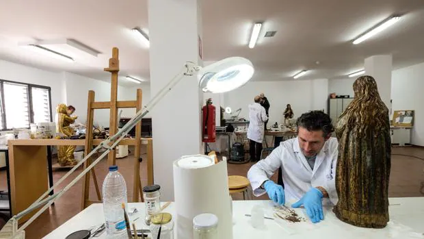 Isidro Moreno, en la imagen junto a una de las obras que se expondrán, se encarga también de su conservación durante la muestra