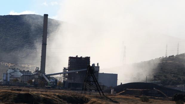 Demolición de la torre de refrigeración de la central térmica de Puertollano