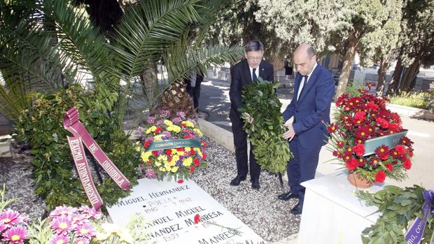 Imagen del presidente Puig y el alcalde de Alicante tomada este martes ante la tumba de Miguel Hernández