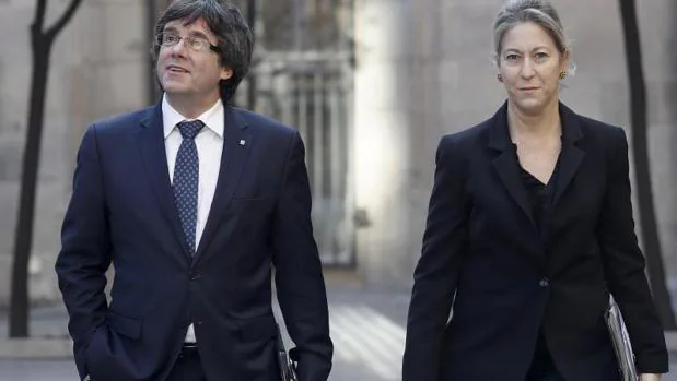 Carles Puigdemont y Neus Munté, dirigiéndose a una reunión del Gobierno de la Generalitat