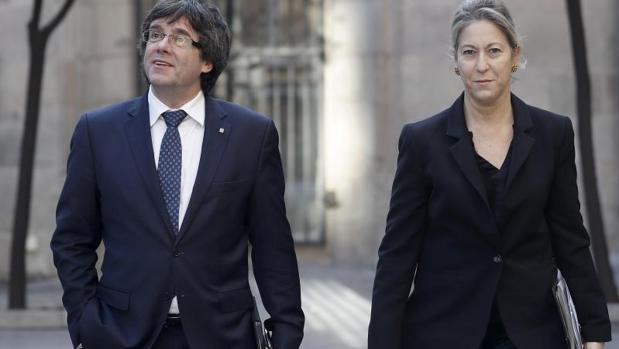 Carles Puigdemont y Neus Munté, dirigiéndose a una reunión del Gobierno de la Generalitat