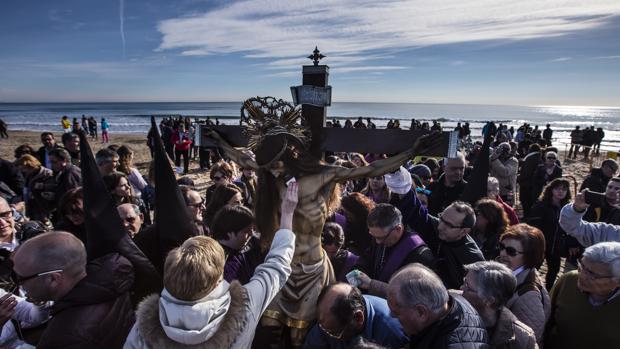 Imagen del traslado del Cristo del Salvador a la playa de las Arenas de Valencia