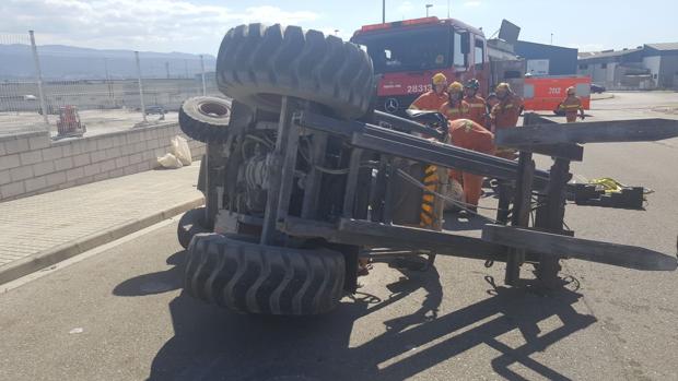 Imagen de los bomberos junto al vehículo siniestrado