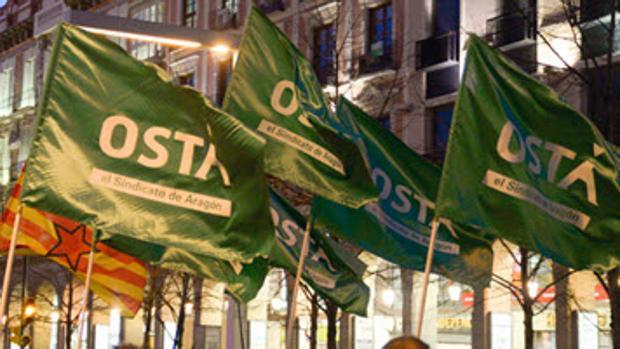 Banderas del sindicato aragonés OSTA durante una manifestación