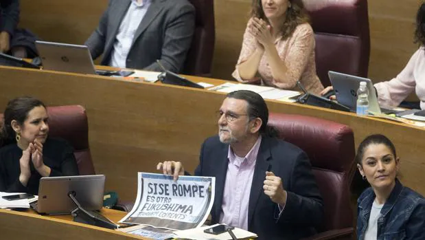 El diputado de Compromís Juan Ponce con un cartel advirtiendo del peligro de Cofrentes