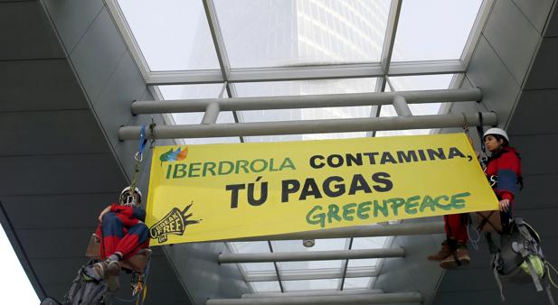 Dos activistas se cuelgan de la torre Iberdrola de Bilbao para protestar contra la contaminación