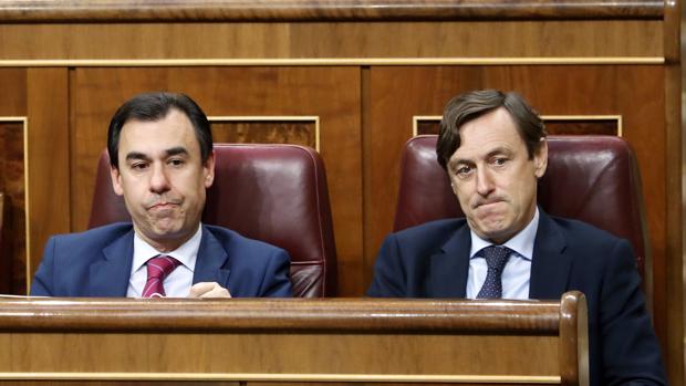 Los diputados del PP Fernando Martínez-Maillo (izquierda) y Rafael Hernando (derecha) durante el pleno del Congreso