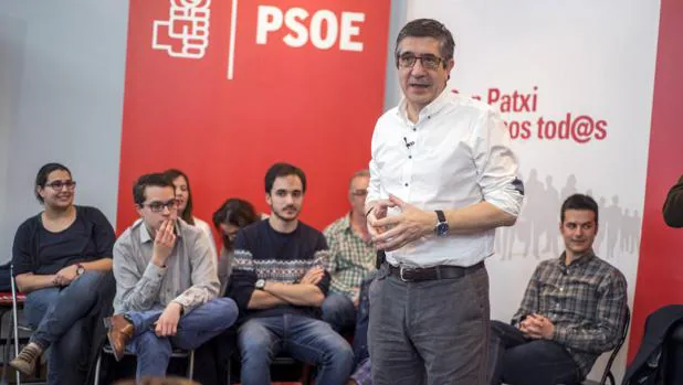 Patxi López con militantes del PSOE en Sonseca