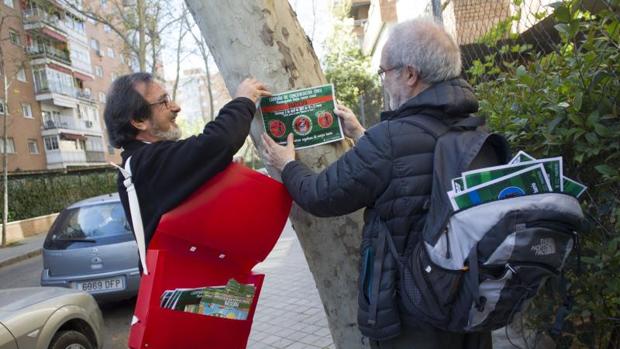 Barrenderos por un día: la brigada vecinal que limpiará la basura de un barrio de Madrid