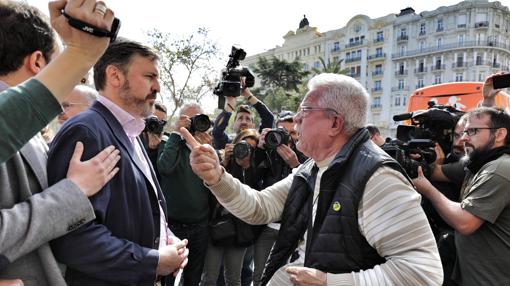 Un hombre se dirige a Arsuaga frente al Ayuntamiento de Valencia