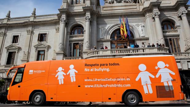 El autobús de Hazte Oír llega al Ayuntamiento de Valencia